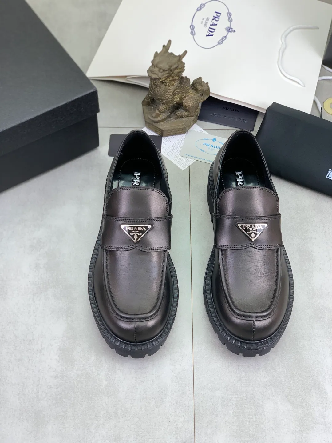 Men's men's shoes 💰P680 new style 💰 💎💎💎 water-dyed cow lining original order quality PRADA —🆘. Prada original order purchasing agent, high-end business leather shoes, fabric: imported from Italy calfskin ➕ water-dyed cow lining / cowhide lining ➕ special original foam outsole, fine workmanship, real thing ^_^ Photographed 🎬size: 39-45